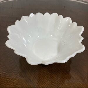Vintage Milk Glass Flower Bowl EUC. Can be used for food or as a trinket tray